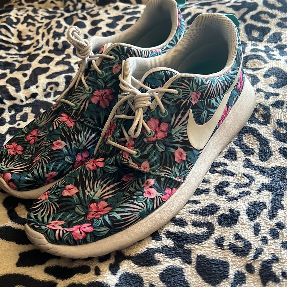 Nike roshe style running shoes